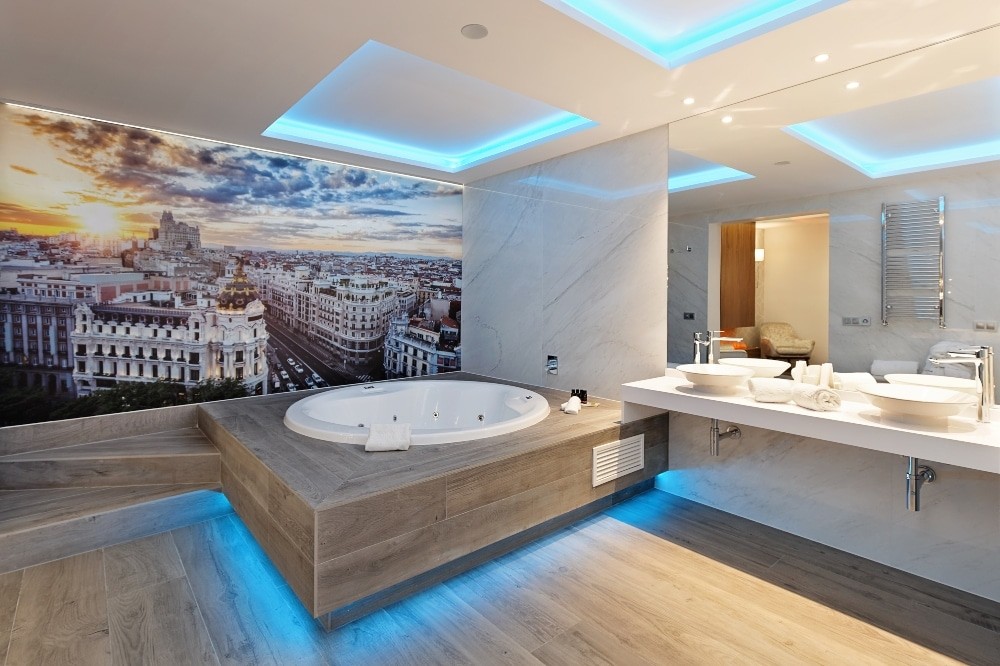 Hotel 5 estrellas con baños acondicionados con duchas y bañeras climatizadas